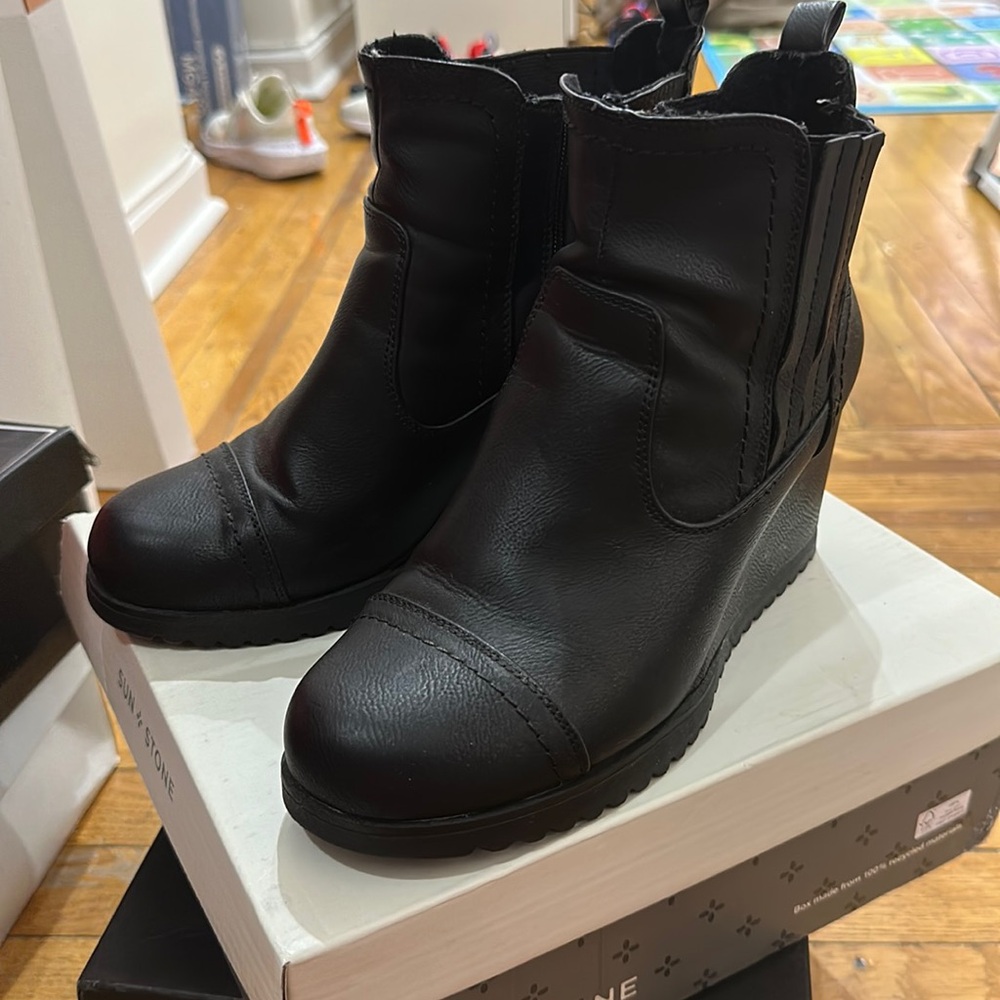 Khombu rain boots, size 9, used still have a lot of life left.